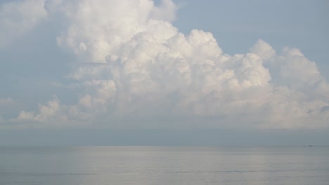Meerwasser-Unter-Blauem-Himmel.